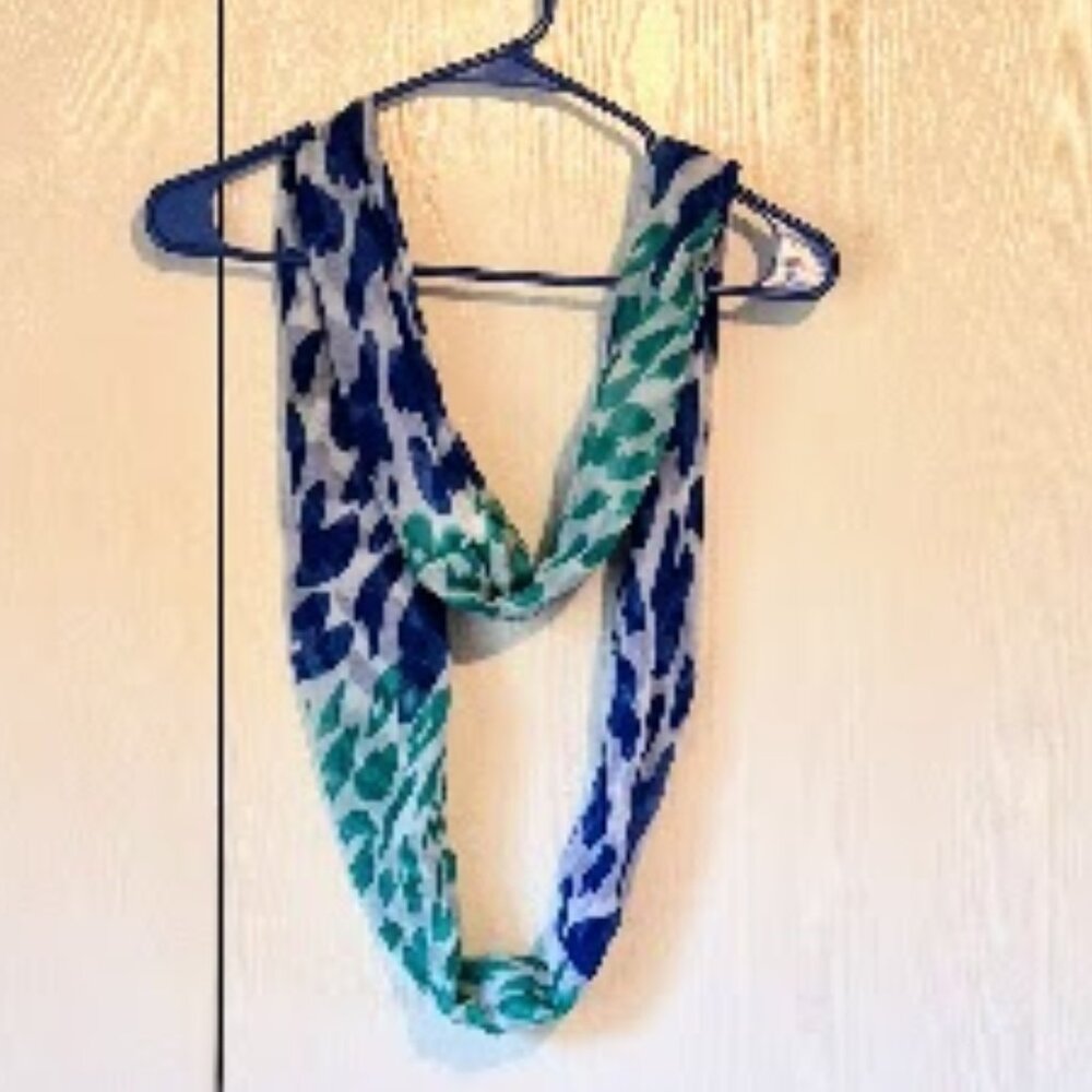 Beautiful Women's white, blue, green infinity circled loop scarf, like NEW